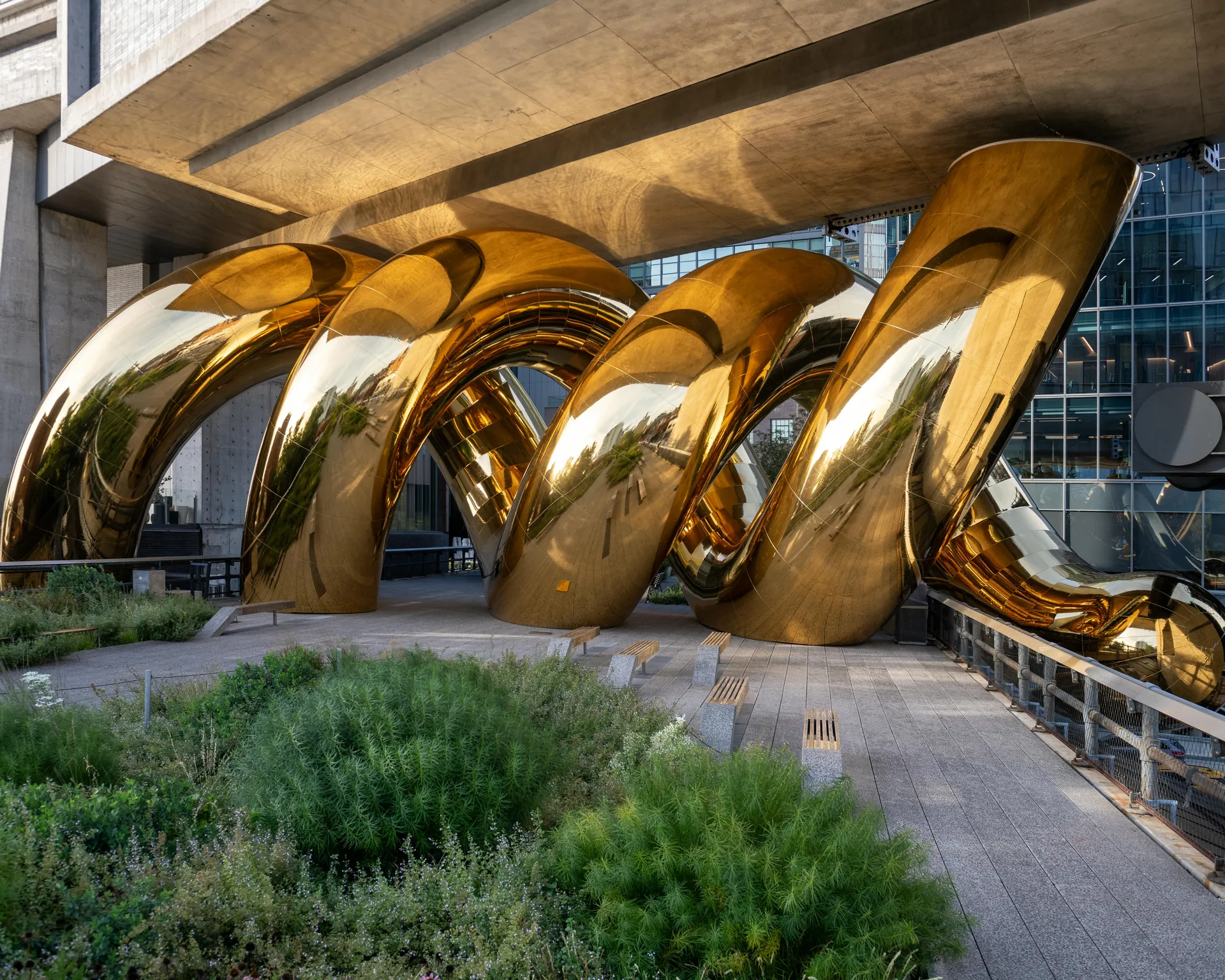 Installation auruBOROS de Bulgari Serpenti sur la High Line à New York : spirales dorées sous un bâtiment