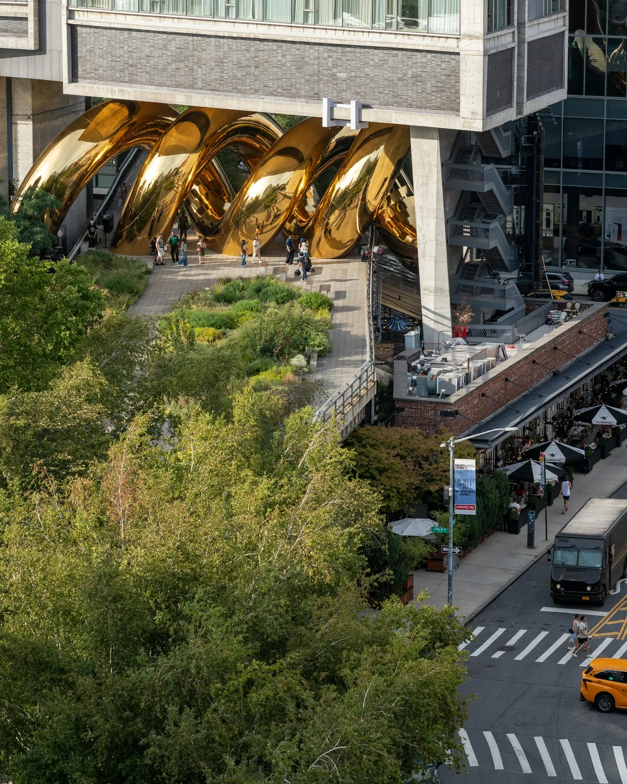 L'installation Bulgari Serpenti sur la High Line vue d'en haut, avec la végétation et la rue