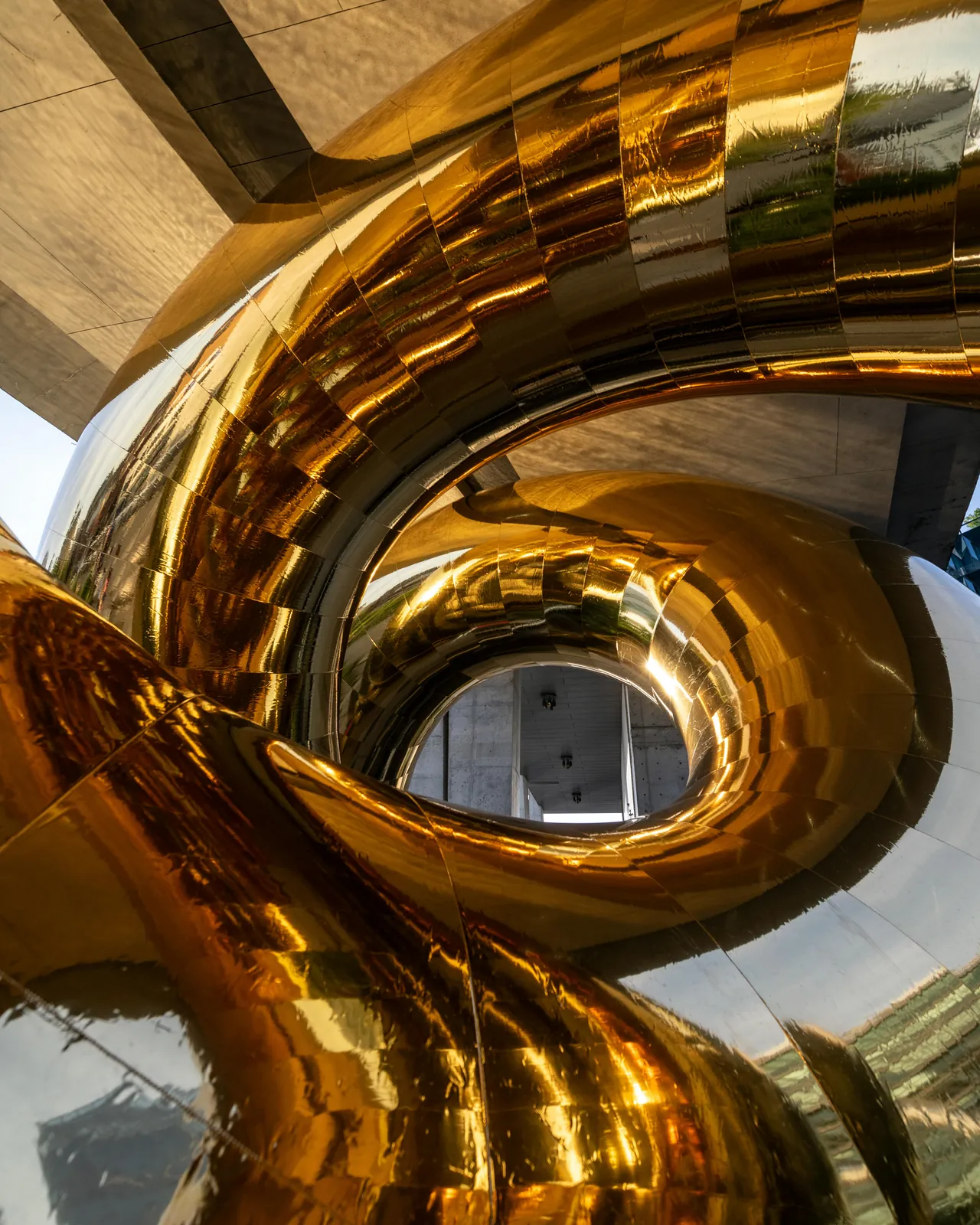 Gros plan sur les spirales dorées et polies comme un miroir de l'installation Bulgari Serpenti