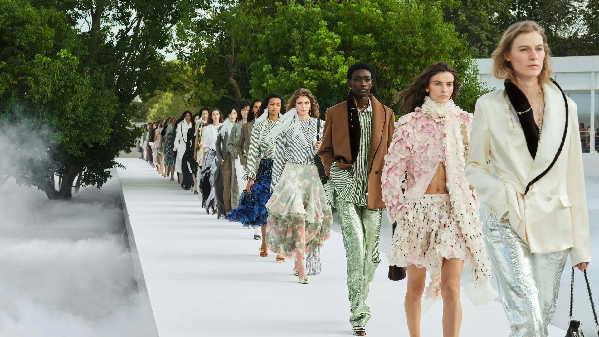 Final du défilé femme Dior Été 2027 : mannequins sur un podium blanc entre arbres et brume