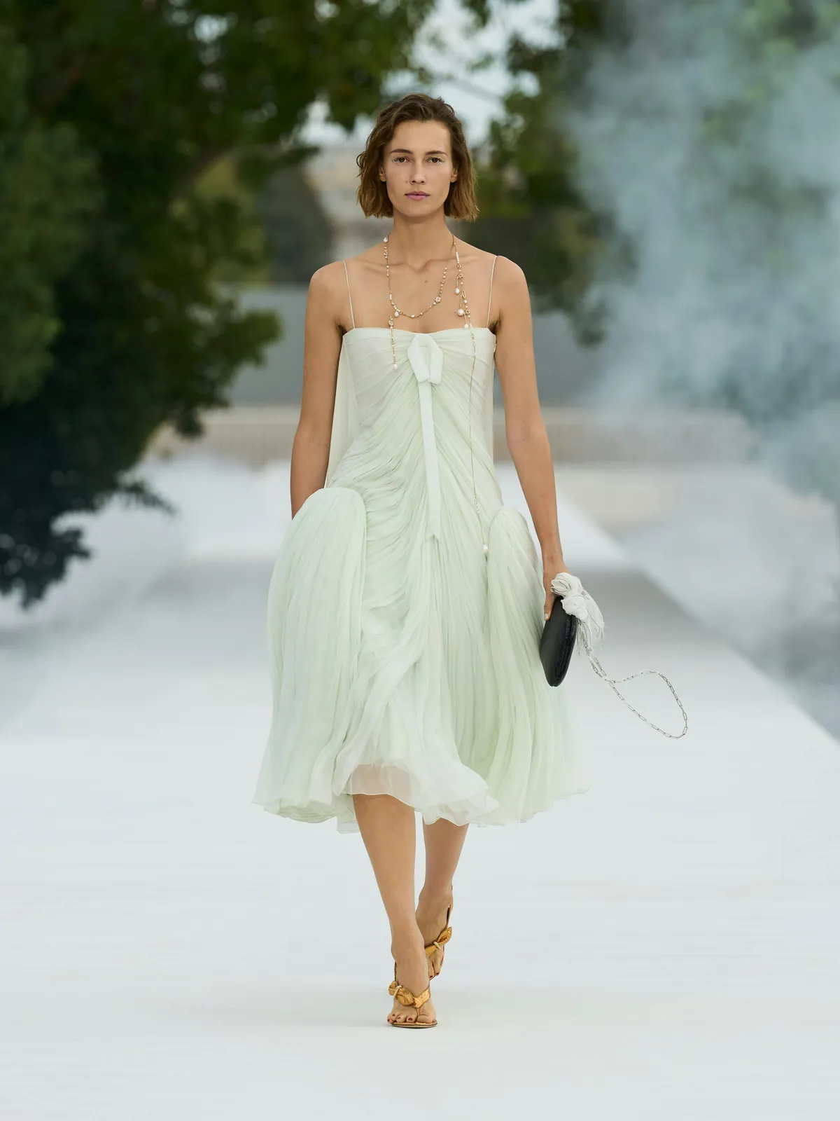 Dior Été 2027 look 47 : robe plissée transparente vert pâle et longs colliers