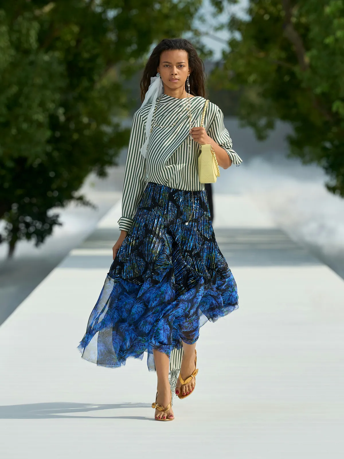 Dior Été 2027 look 9 : chemise rayée, foulard drapé et jupe fluide imprimée bleue
