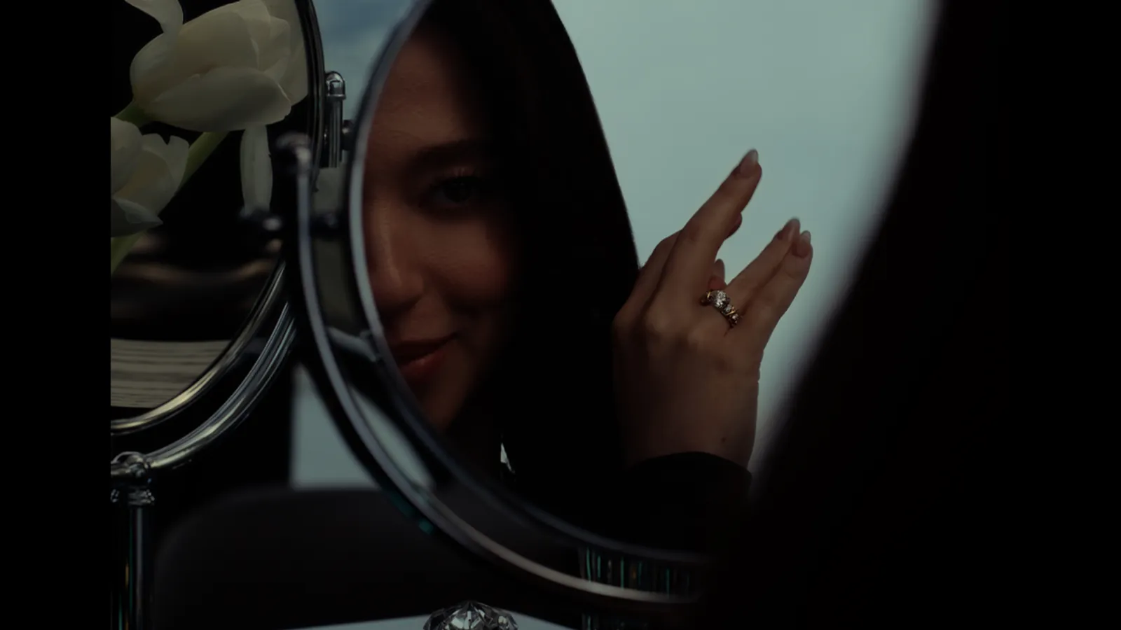 Image du film de campagne de Tiffany & Co. : Mikey Madison dans un miroir, la bague Sixteen Stone by Tiffany au doigt