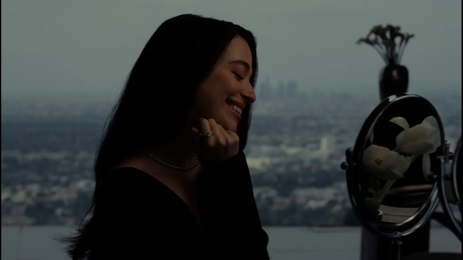Mikey Madison dans la campagne Love & Celebration de Tiffany & Co., portant la bague Sixteen Stone by Tiffany