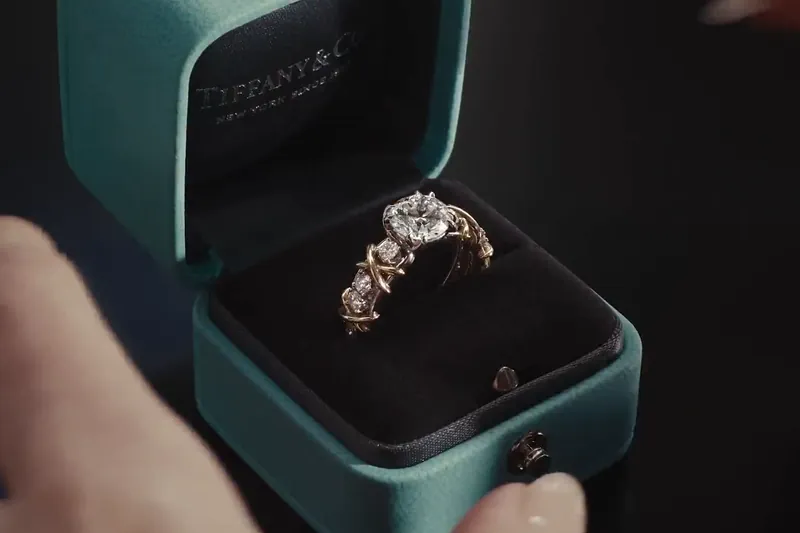 La bague solitaire en diamant Sixteen Stone by Tiffany dans un écrin Tiffany & Co.
